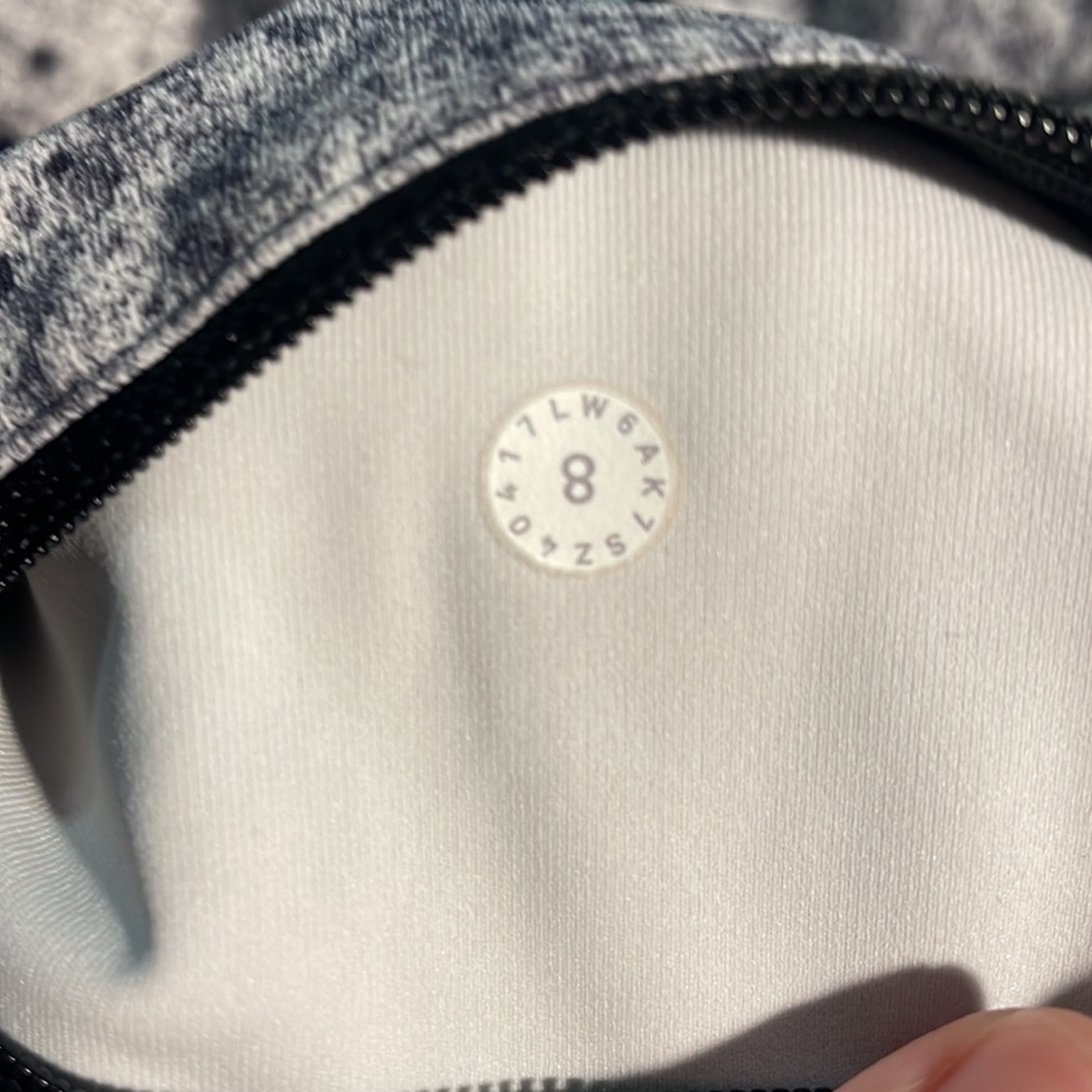 Lululemon Speed Up Crop 21” in Antiqued Alpine White Multi SZ 8 EUC - Picture 5 of 5